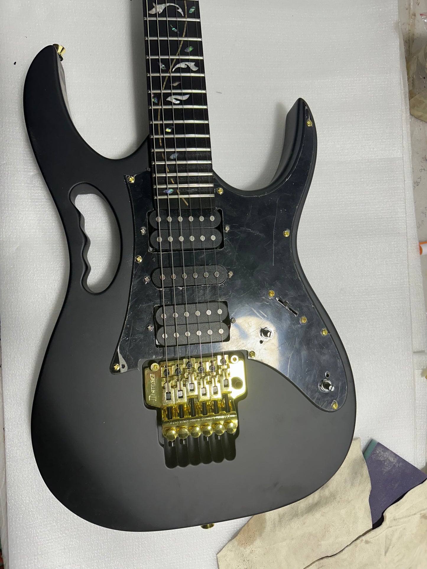 Guitare électrique de style Ibanez 24 frettes, chevalet freudien Rose Tremolo, matériel doré, noir