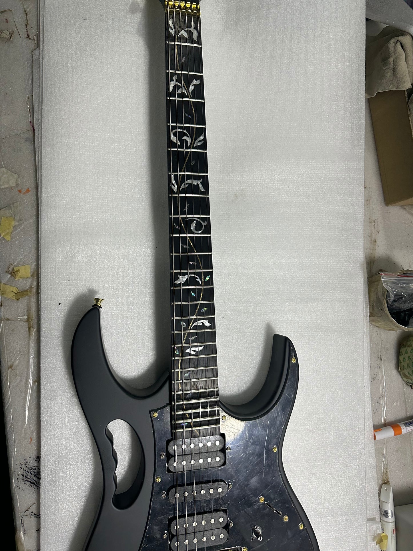 Guitare électrique de style Ibanez 24 frettes, chevalet freudien Rose Tremolo, matériel doré, noir